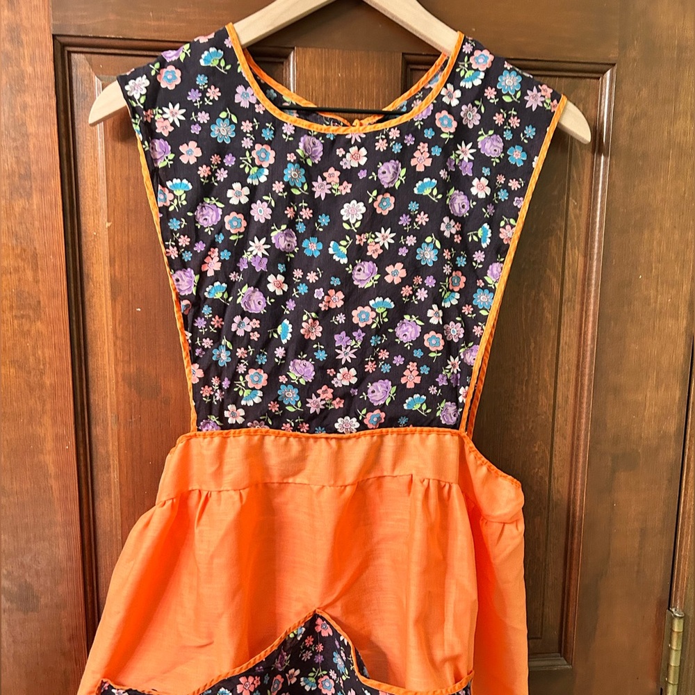 VTG Adorable Floral handmade full apron with front pocket. - Picture 2 of 8